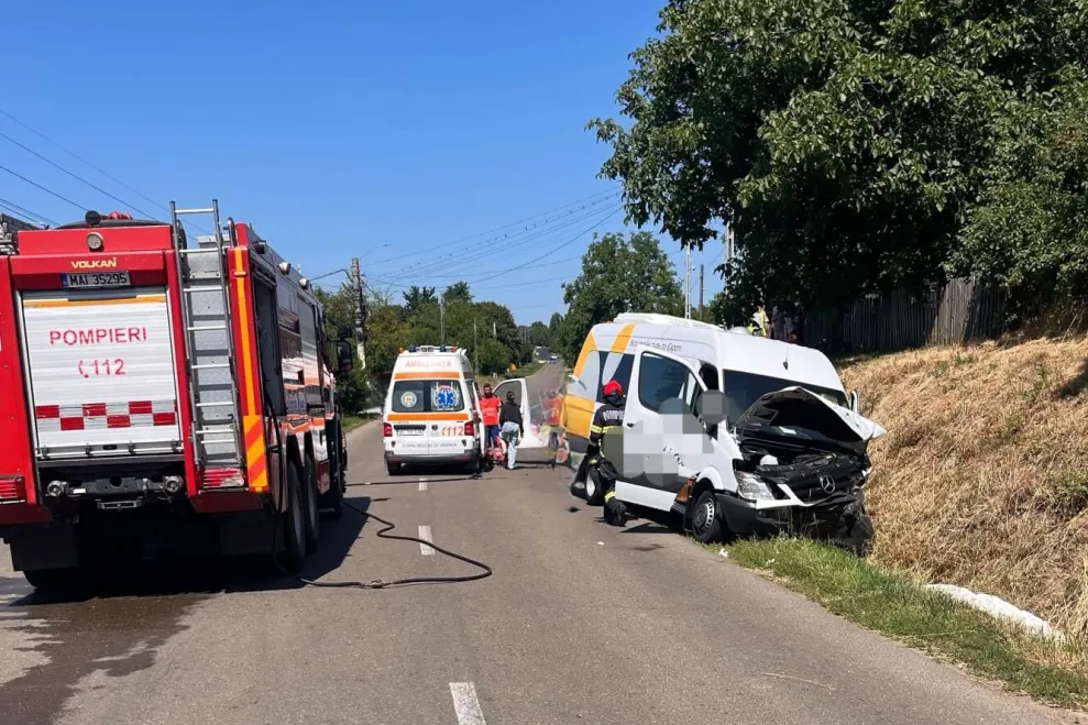ACCIDENT înfiorător cu 10 persoane! implicate! Impact violent între un microbuz și o mașină! 