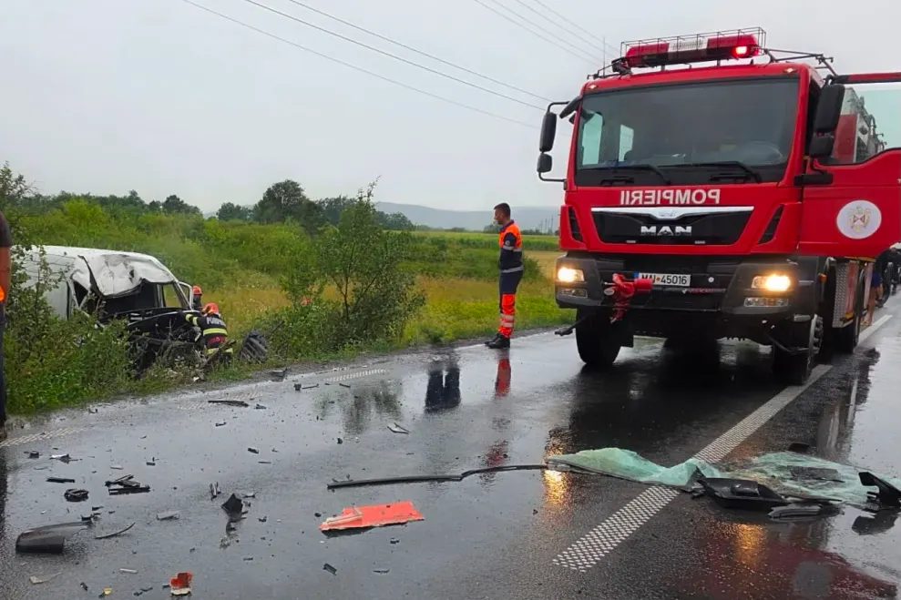 TRAGEDIE! Bărbat mort pe loc! ACCIDENT înfiorător între un microbuz și un TIR!