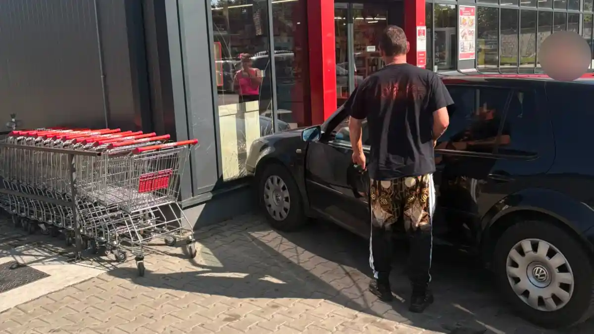 BOMBĂ! A PARCAT mașina direct printre RAFTURI. Un șofer a intrat cu AUTOTURISMUL în vitrina unui MAGAZIN Profi