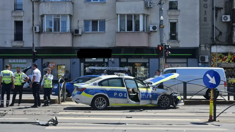 ACUM. Mașină de POLIȚIE implicată într-un GRAV ACCIDENT! Impact VIOLENT cu o dubă!