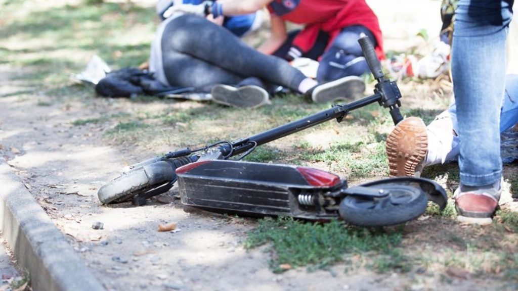 CLIPE DE DRAMĂ! Un bărbat de 45 de ani a murit după ce a căzut de pe o trotinetă electrică