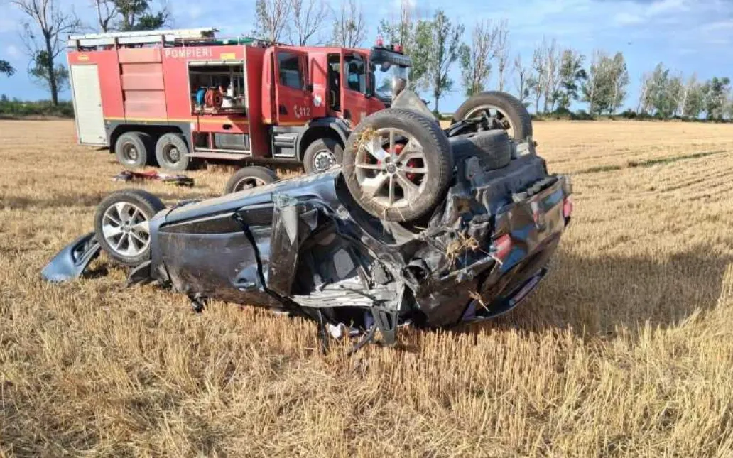 CUMPLIT! Doi tineri grav răniți! Mașină spulberată de TIR!