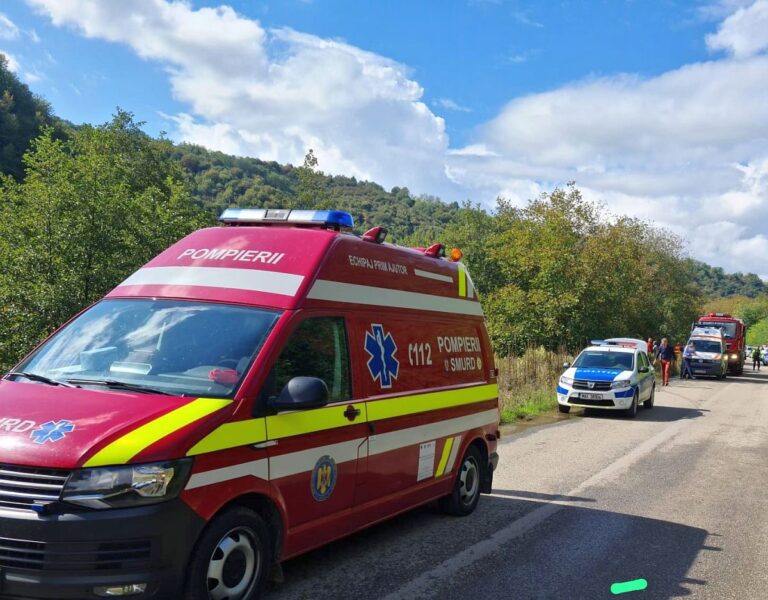TREI copii LOVIȚI pe trecerea de pietoni de un ȘOFER de 74 de ani. Au fost duși de URGENȚĂ la spital!