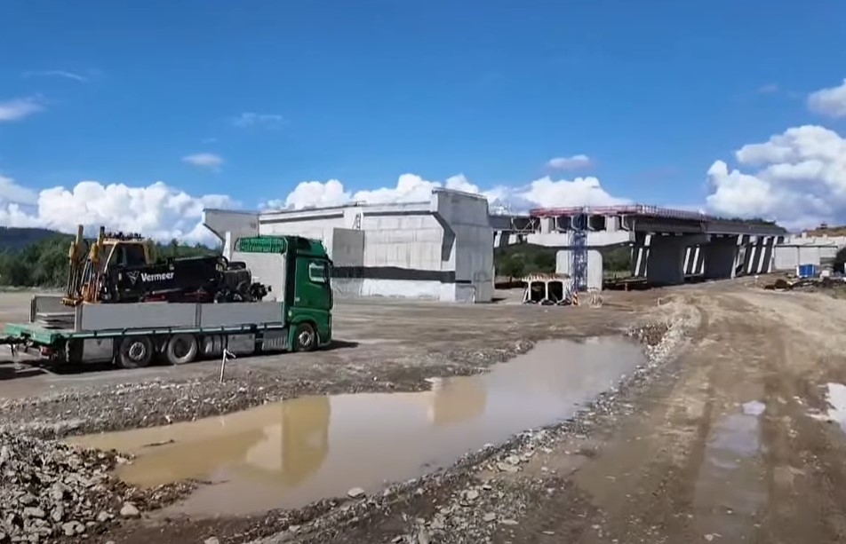 BREAKING! Lucrările pe șantierul autostrăzii avansează în ritm alert! Sute de muncitori și utilaje muncesc la foc continuu!