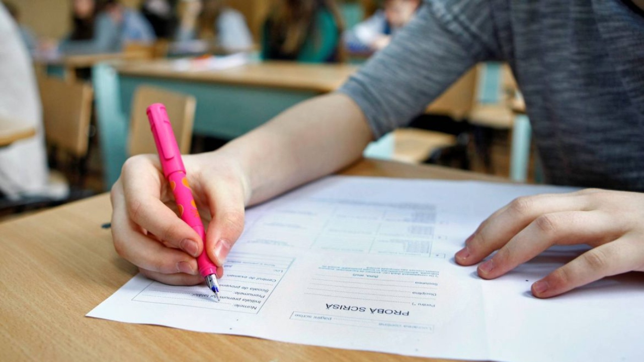 BAC 2026, sesiunea de toamnă, în Argeș: PRINS cu telefonul în sala de examen! Elev ELIMINAT la Pitești!