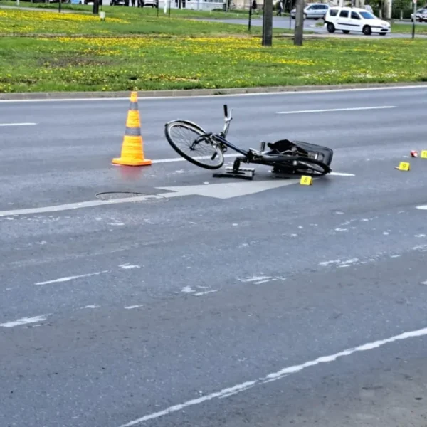 Tragedie pe șosea! Un biciclist a murit după ce doi au fost loviți de o mașină