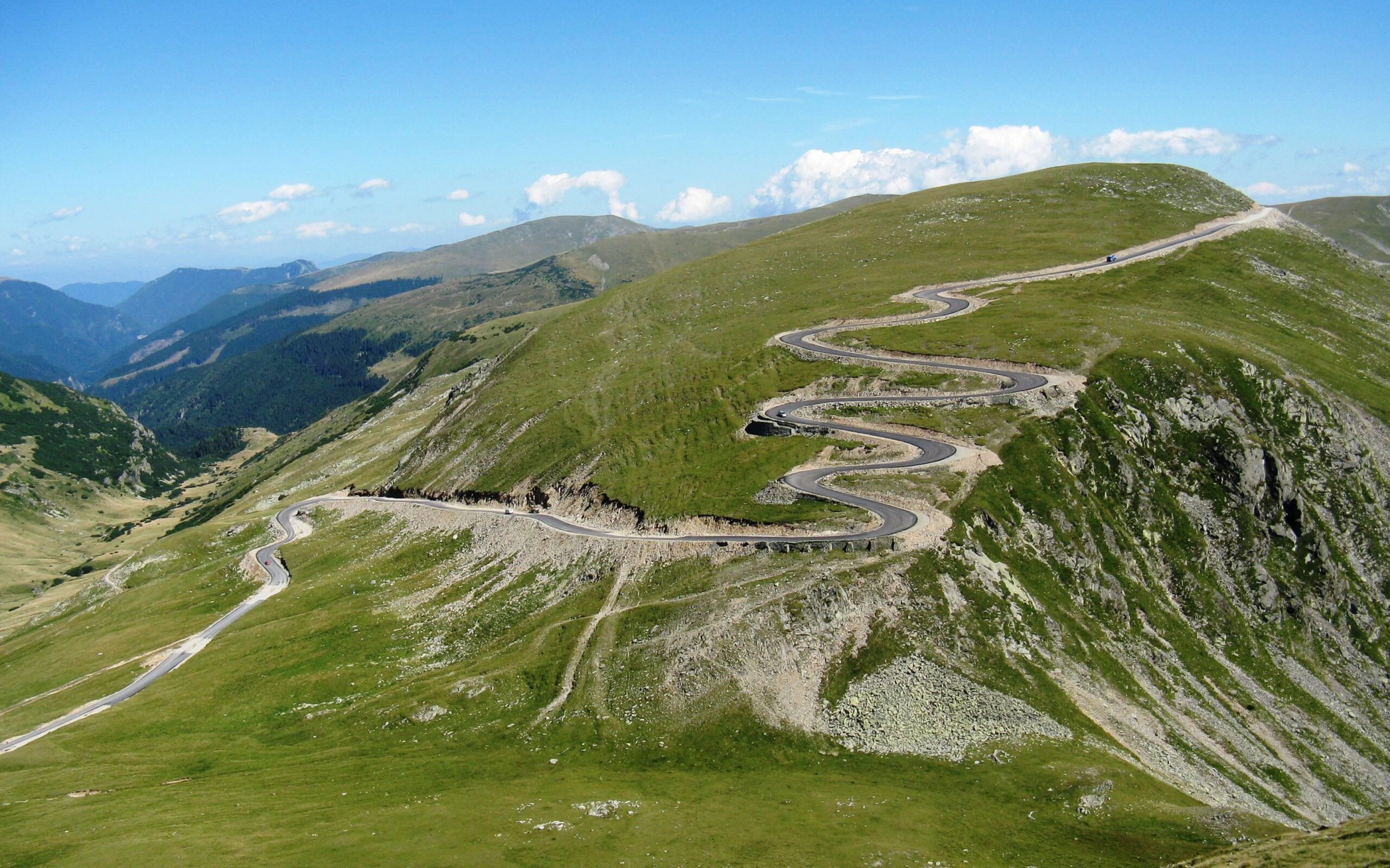ALERTĂ PE TRANSALPINA! Doi soți  au dispărut în timpul vacanței cu cortul. Familiile nu mai știu nimic de ei de peste 24 de ore