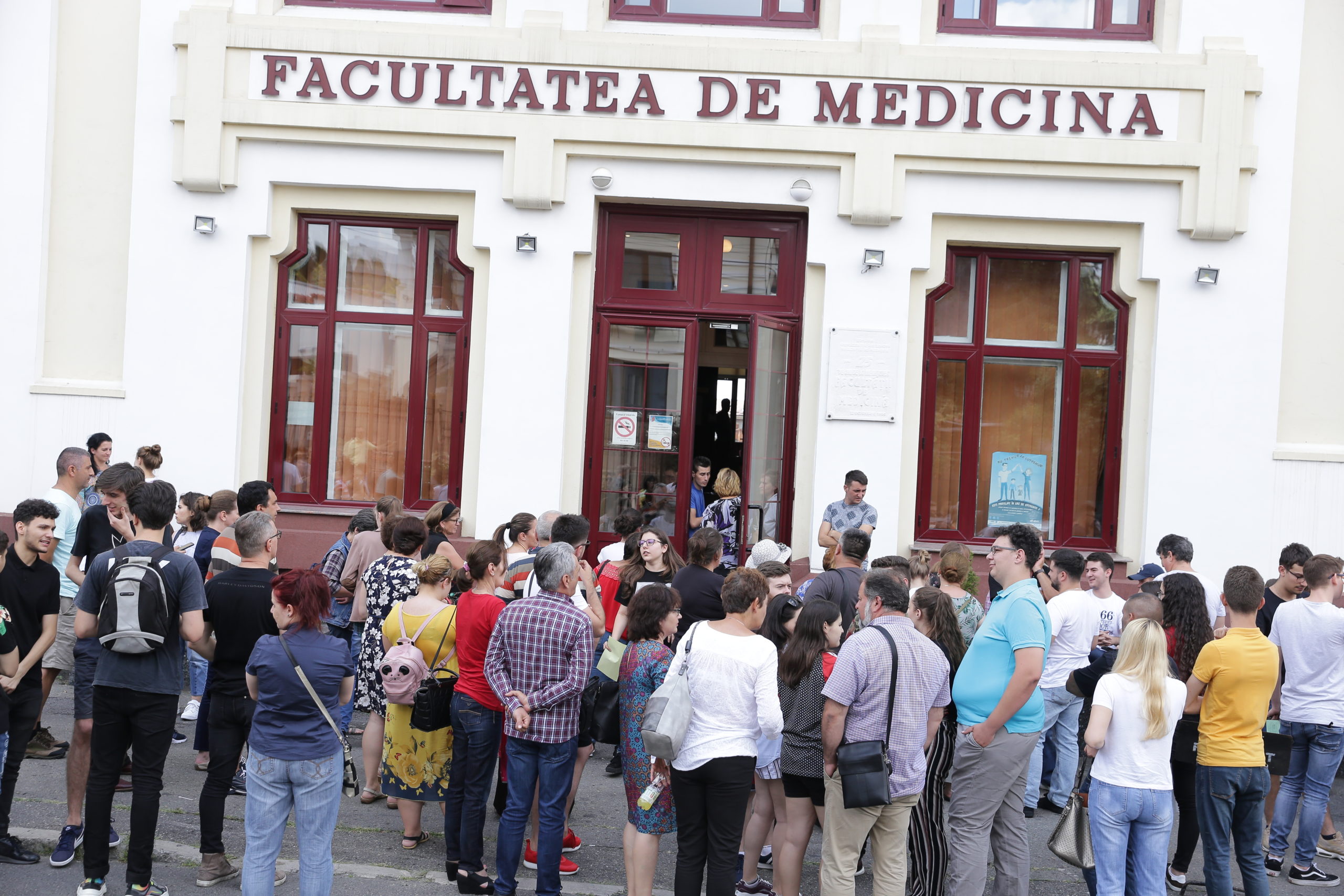 BĂTĂLIE URIAȘĂ PENTRU UN LOC LA MEDICINĂ! Record absolut de candidați la „Carol Davila”