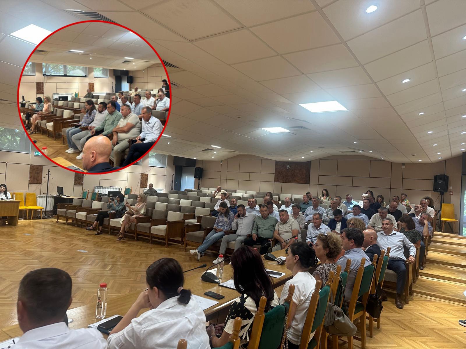 Ședință cu SCAUNE GOALE la Prefectura Argeș. Prefectul Sebastian Nedelcu, nemulțumit de ABSENȚA primarilor: „Vom avea o discuție cu fiecare în parte”