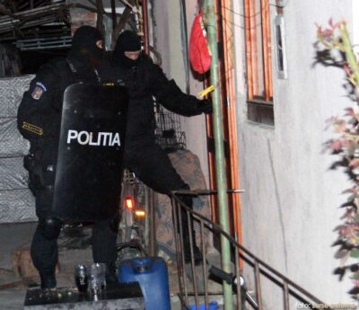 „Descindere DIICOT!!! droguri și bani găsiți în locuința unui suspect”
