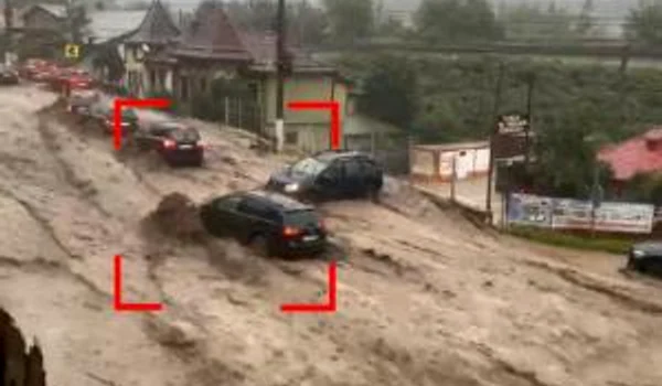 ÎNFIORĂTOR! Femeie luată de VIITURĂ! IMAGINI de COȘMAR!
