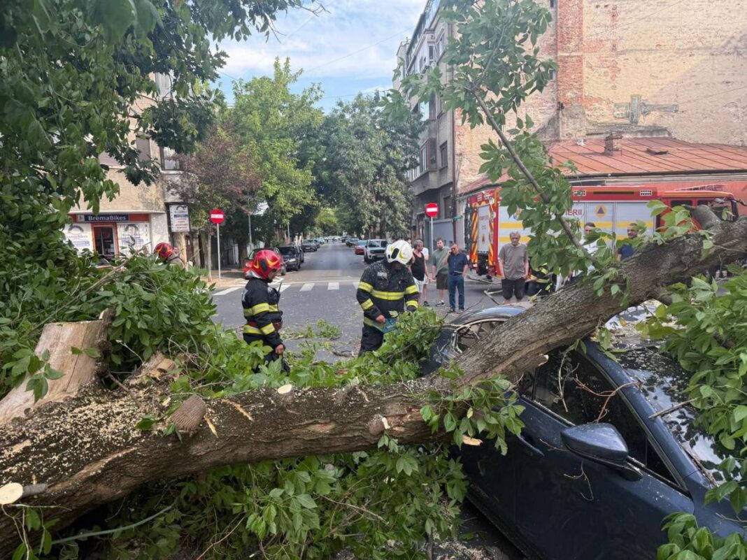 APOCALIPSA ÎN ROMÂNIA! Un mort și sute de mașini distruse după furtuna care a măturat țara: Imaginile dezastrului sunt terifiante!