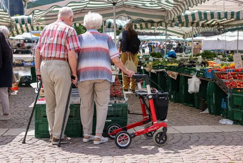 TRAIUL DE ZI CU ZI DEVINE TOT MAI GREU! Pensionarii  spun că scumpirile îi obligă să renunțe la multe produse din piață