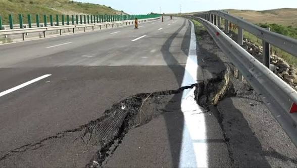 CIRCULAȚIA pe autostrada SURPATĂ rămâne BLOCATĂ pe perioada verii în AȘTEPTAREA expertizelor