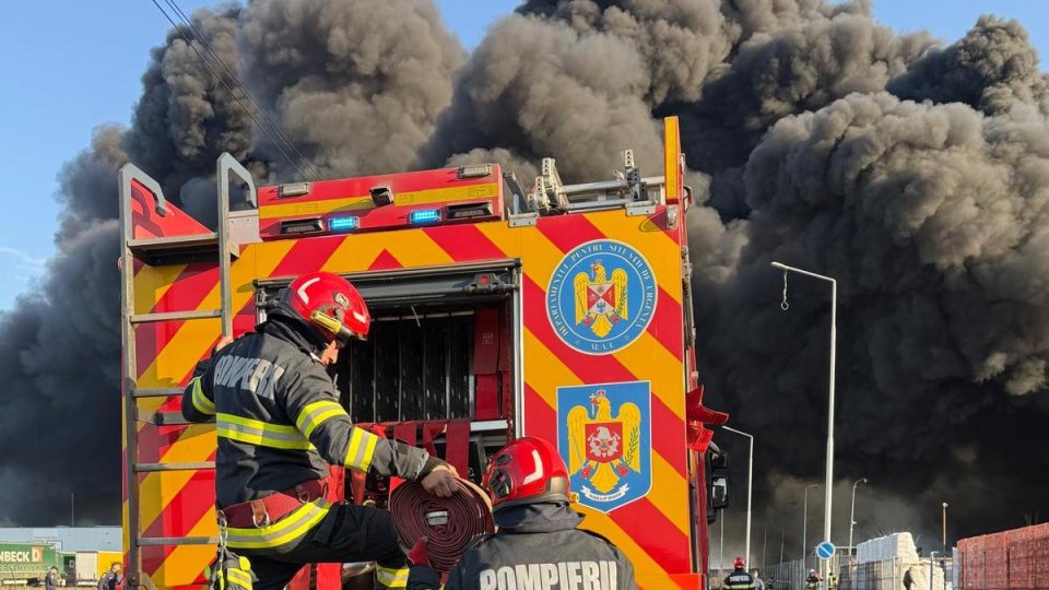 ALERTĂ MAXIMĂ! Incendiu violent la un depozit de reciclare. Zeci de pompieri luptă cu flăcările, populația a primit RO-Alert