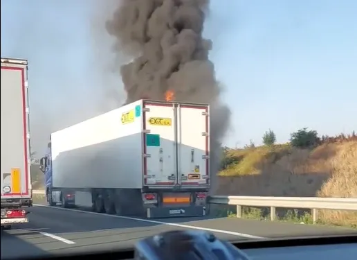 ALERTĂ! TIR în flăcări pe A1! Trafic paralizat!