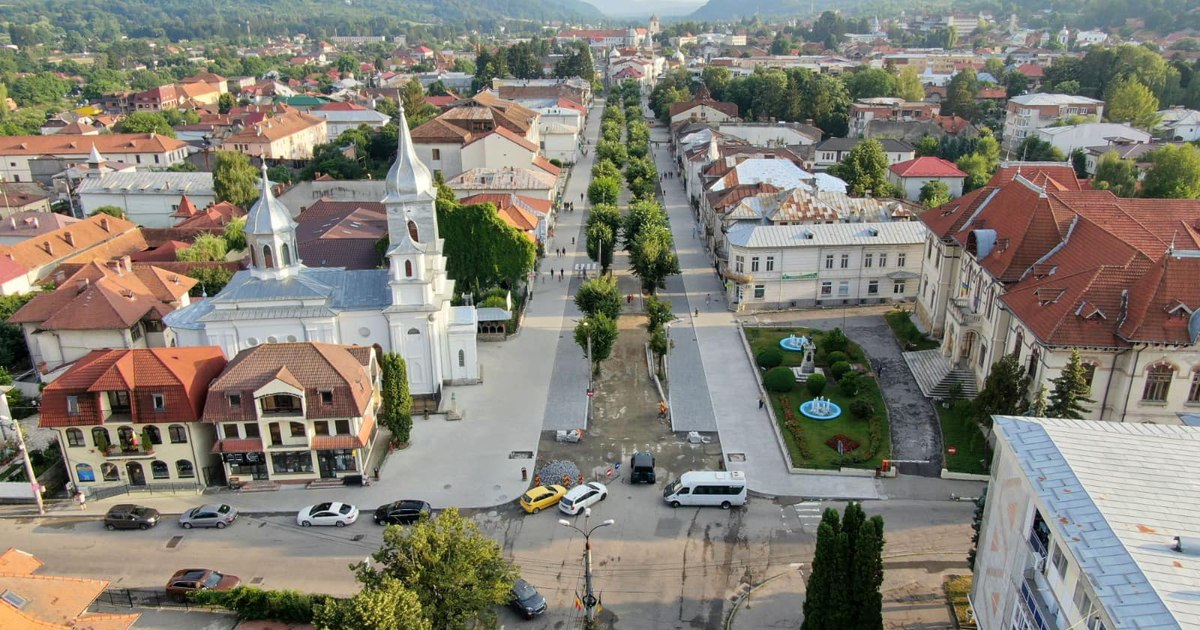 ALERTĂ în Câmpulung! Centrul orașului se ÎNCHIDE complet de miercuri: ce trebuie să ȘTIE toți șoferii ca să evite HAOSUL din trafic!