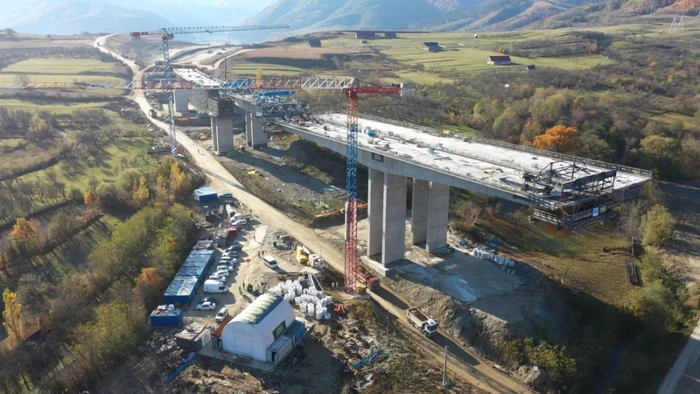 PREMIERĂ pe cel mai greu tronson al A1 Pitești – Sibiu! Începe lansarea tablierului metalic pe cel mai înalt viaduct!