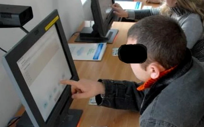 Scandal uriaș la examenele auto! Șase persoane, reținute după ce ar fi ajutat candidații să „păcălească” proba teoretică pentru permis cu tehnologie ascunsă”