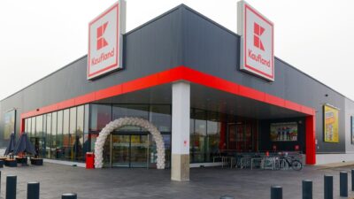 Bătaie pe rafturi la Kaufland! Produsele pe care românii le iau cu doar câțiva lei. Grăbește-te la magazin!