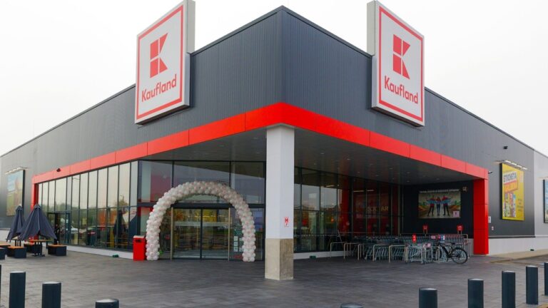Bătaie pe rafturi la Kaufland! Produsele pe care românii le iau cu doar câțiva lei. Grăbește-te la magazin!
