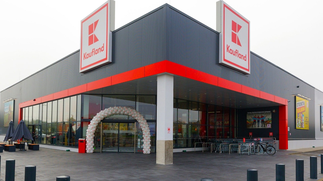 Bătaie pe rafturi la Kaufland! Produsele pe care românii le iau cu doar câțiva lei. Grăbește-te la magazin!