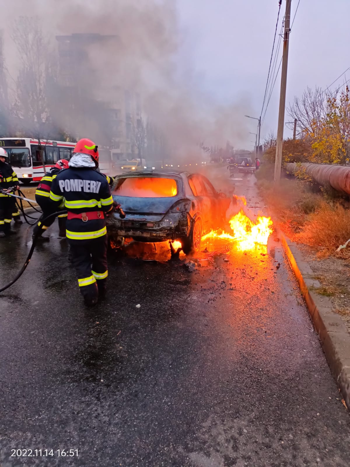 Tragedie evitată la secundă! O mașină s-a transformat într-o torță în plin trafic, șoferul a scăpat ca prin minune