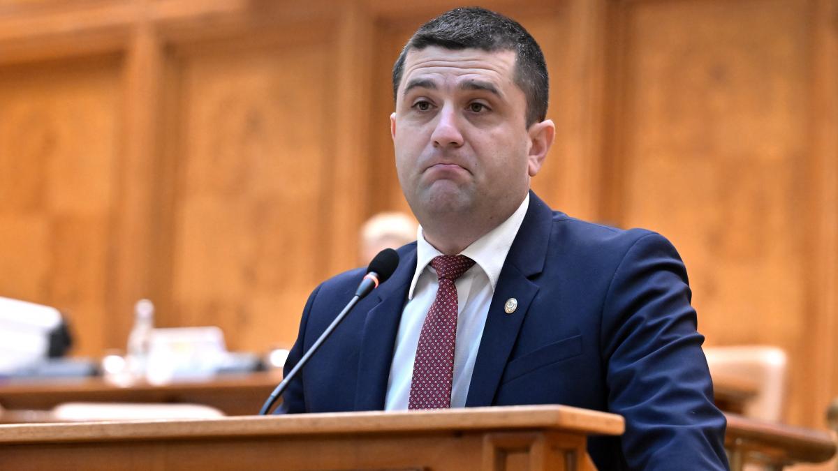 „România fierbe, ministrul Miruță merge la plajă. Critici dure după apariția imaginilor”