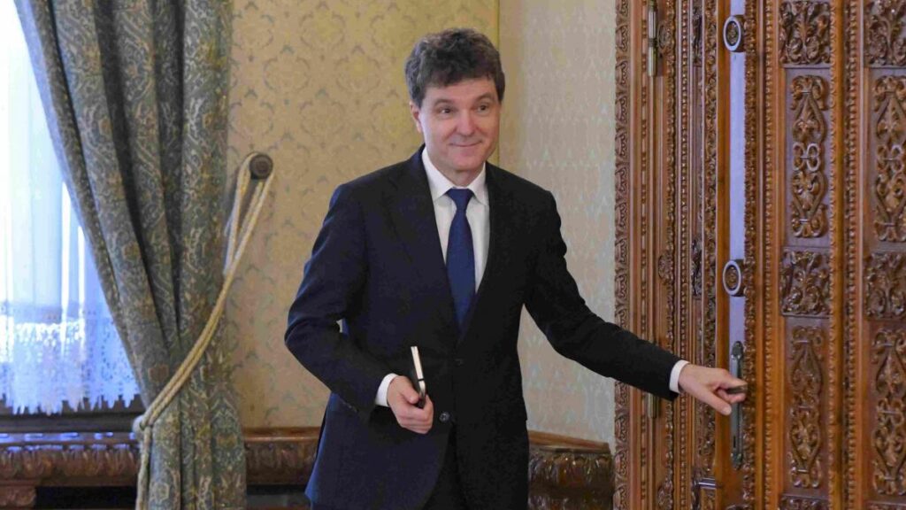 SECRETELE DIN CARNEȚELUL LUI NICUȘOR DAN! Ce ascunde agenda pe care președintele o poartă mereu cu el