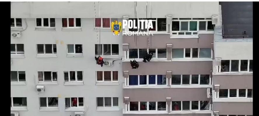 ALERTĂ MAXIMĂ! O femeie a vrut să sară de la etajul 7!  Au intervenit trupele speciale! Clipe dramatice!