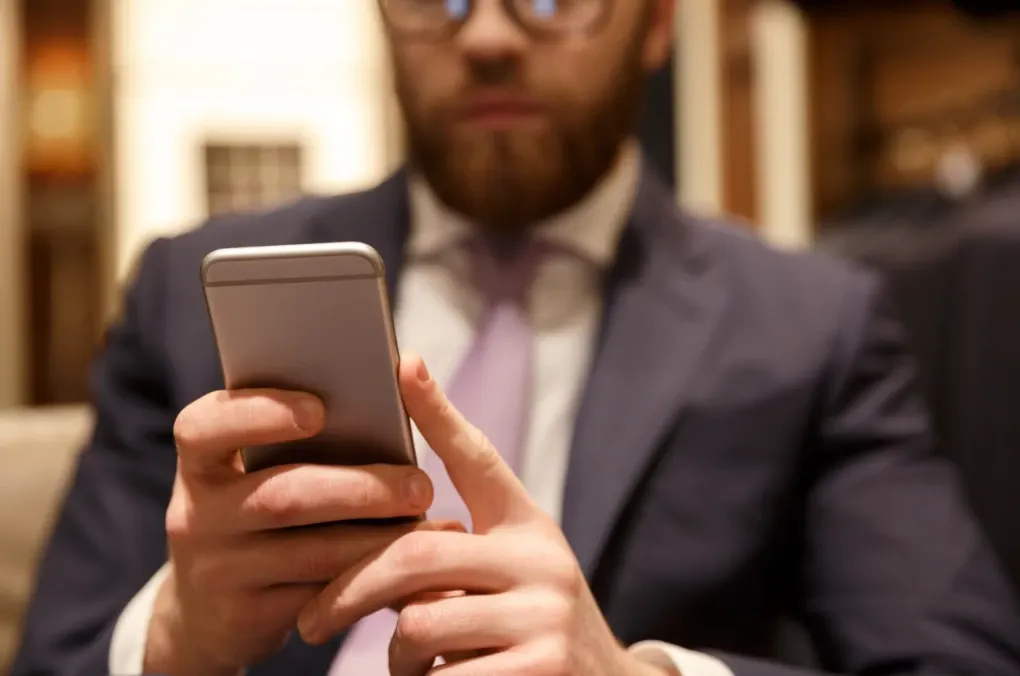 ALERTĂ DNSC! Românii, vizați de o nouă fraudă prin SMS! Mesaje false cu taxe de parcare îi lasă fără bani