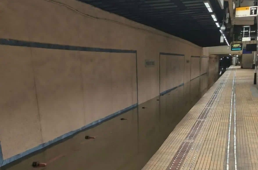 HAOS TOTAL la metrou după potop! Stația Piața Victoriei a fost ÎNCHISĂ de urgență: ANUNȚUL care îi vizează pe toți călătorii!