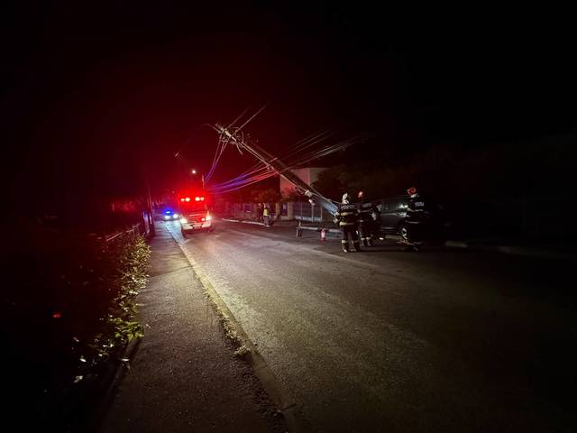 Impact DEVASTATOR la miezul nopții în Fălticeni! Un bărbat a ajuns între VIAȚĂ și MOARTE după ce s-a izbit de un stâlp