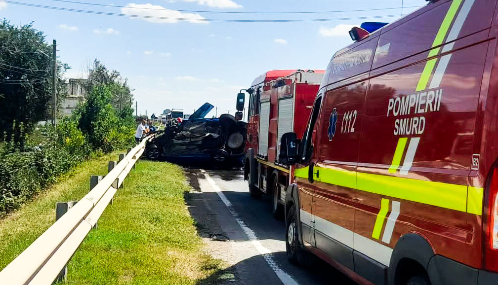 ACUM! Două persoane se ZBAT între VIAȚĂ și MOARTE! Impact violent între un microbuz plin cu COPII și o mașină!