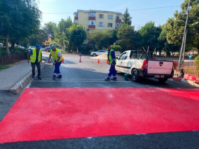 Treceri de pietoni mai vizibile și mai sigure la Mioveni! Se refac marcajele rutiere!