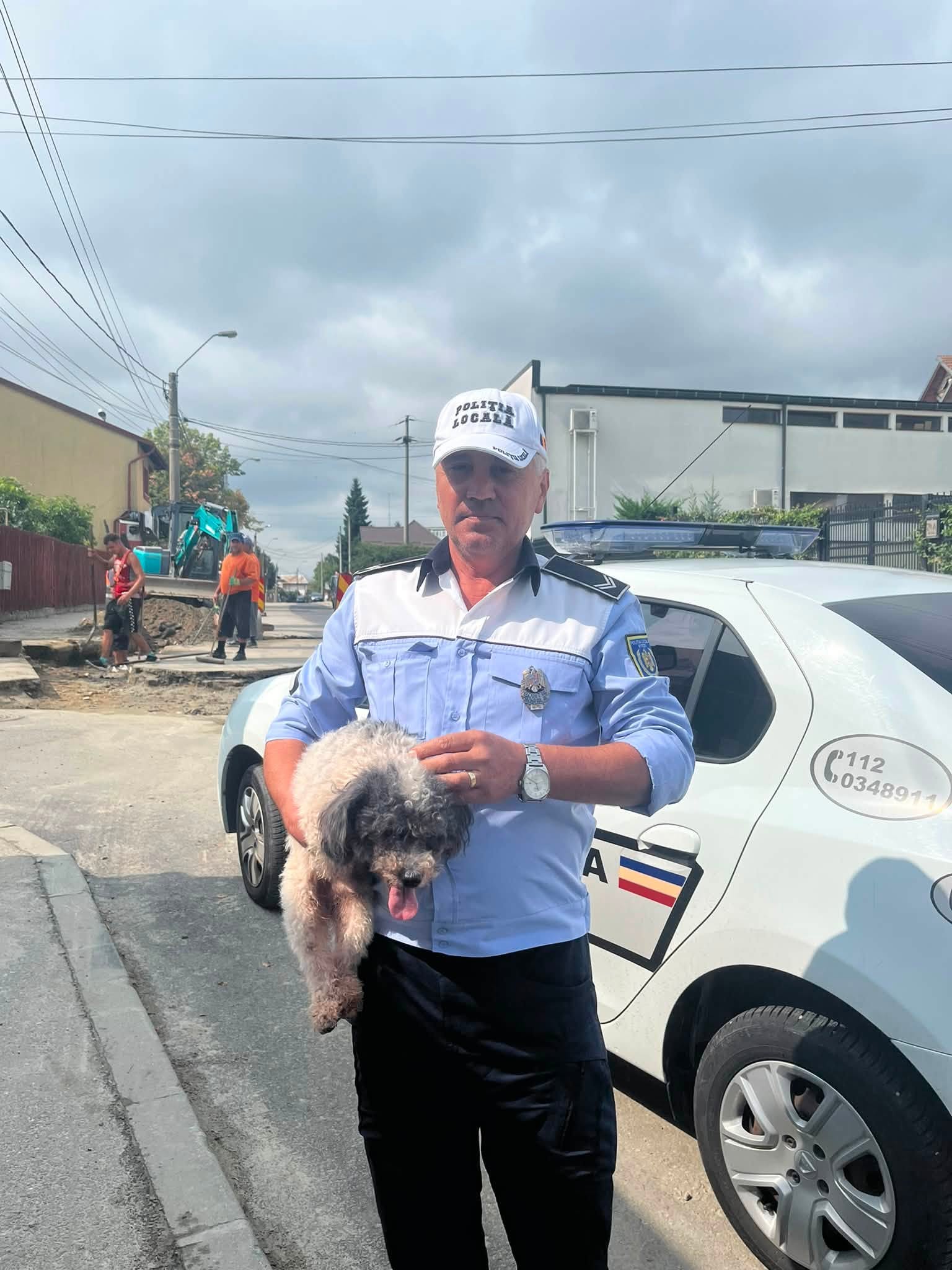 Gest de omenie la Pitești! Un polițist a alergat sute de metri după un câine pentru a-l salva! Familia i-a mulțumit public