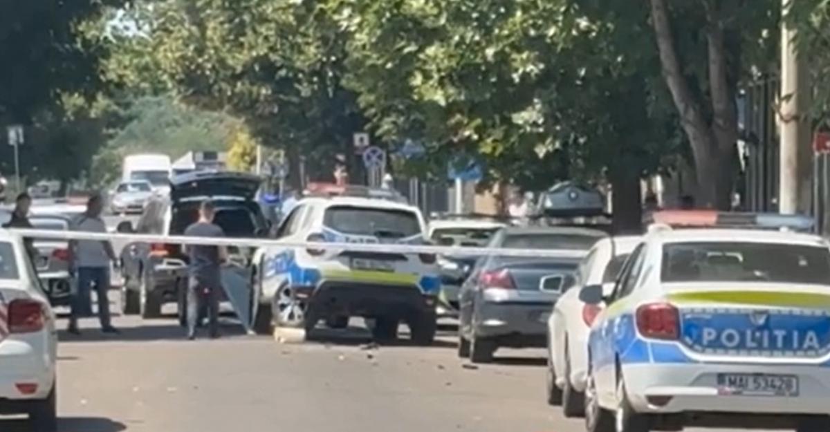 ALERTĂ! Accident GRAV pe o stradă cu sens unic! 9 mașini, inclusiv o autospecială de POLIȚIE, făcute PRAF de un șofer de 76 de ani!