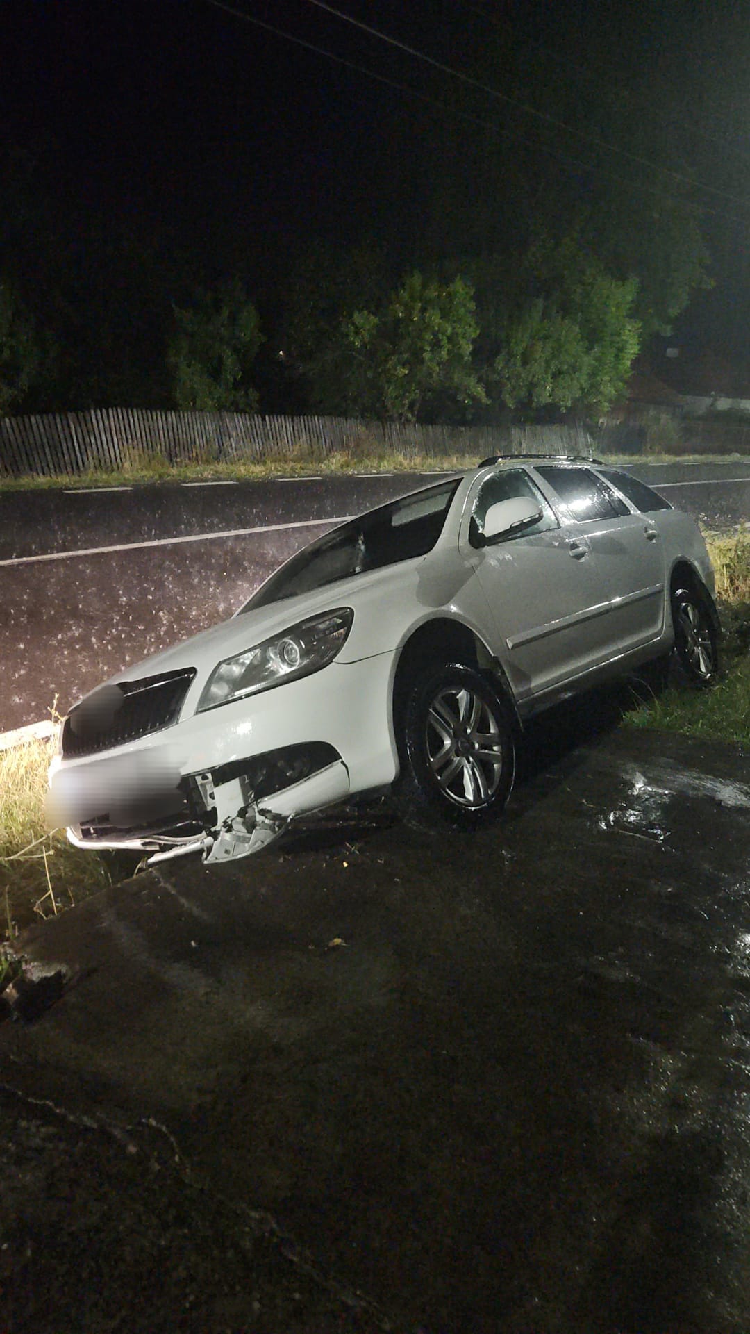 ARGEȘ. ACCIDENT ÎNFIORĂTOR în Boteni: o mașină a INTRAT într-un cap de pod!