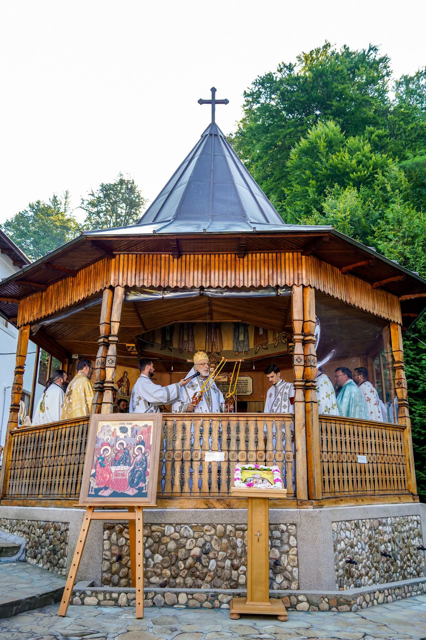 Slujbă arhierească la Robaia! Nouă ani de la canonizarea marelui zugrav Pârvu Mutu