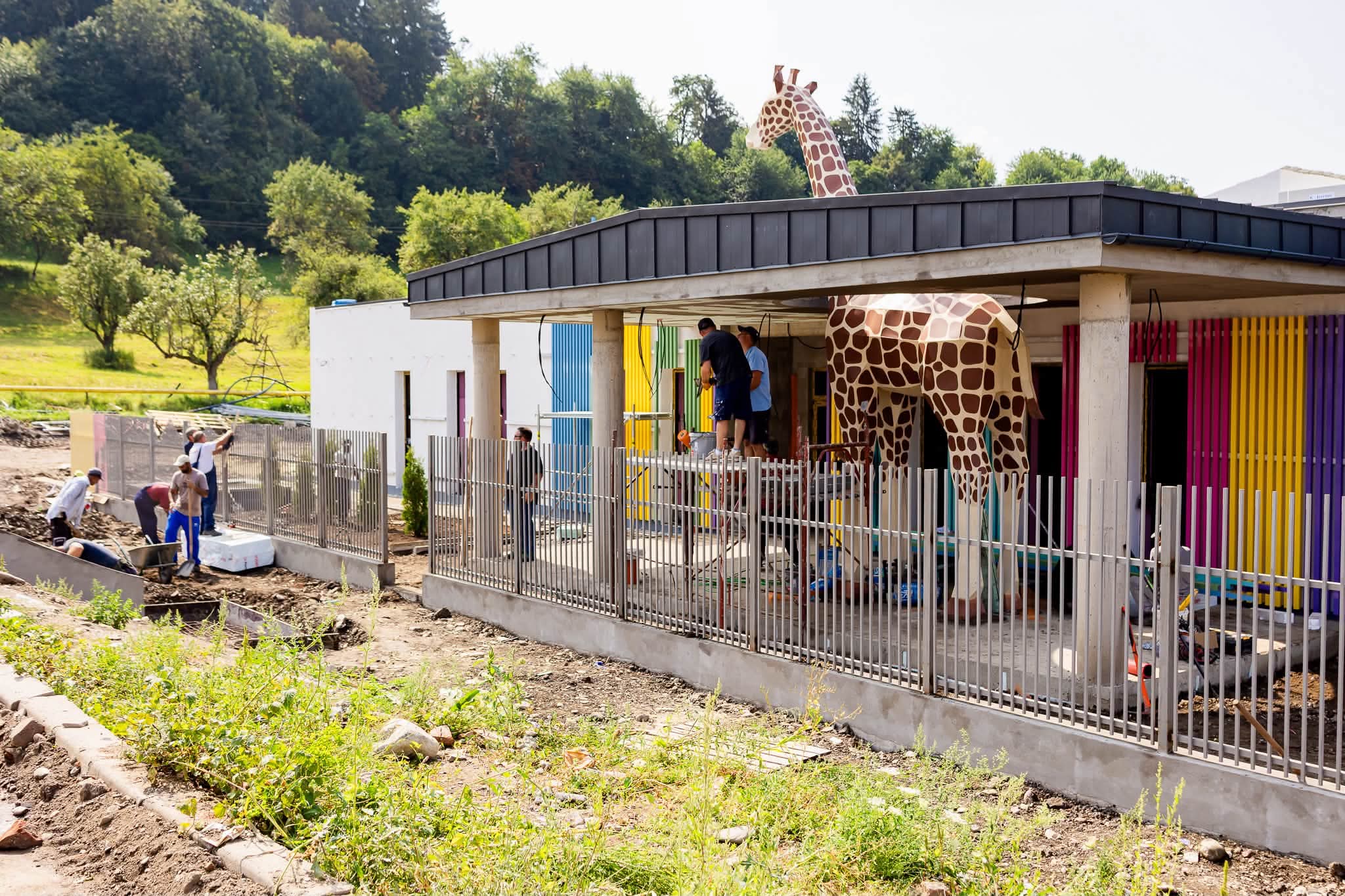 EXCLUSIV! Peste 120 de MUNCITORI lucrează de ZOR pentru FINALIZAREA primei CREȘE din Câmpulung!