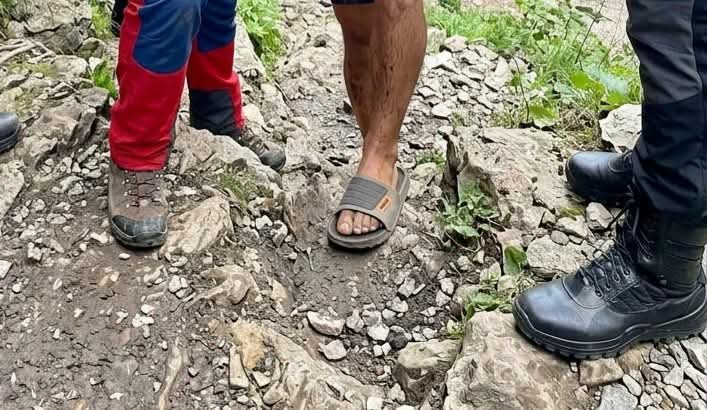 Intervenție de URGENȚĂ pentru un TURIST pornit pe munte în PAPUCI