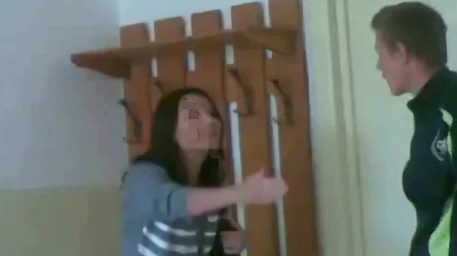 ALERTĂ! Scene de GROAZĂ. O profesoară, ATACATĂ sălbatic de doi PĂRINȚI!