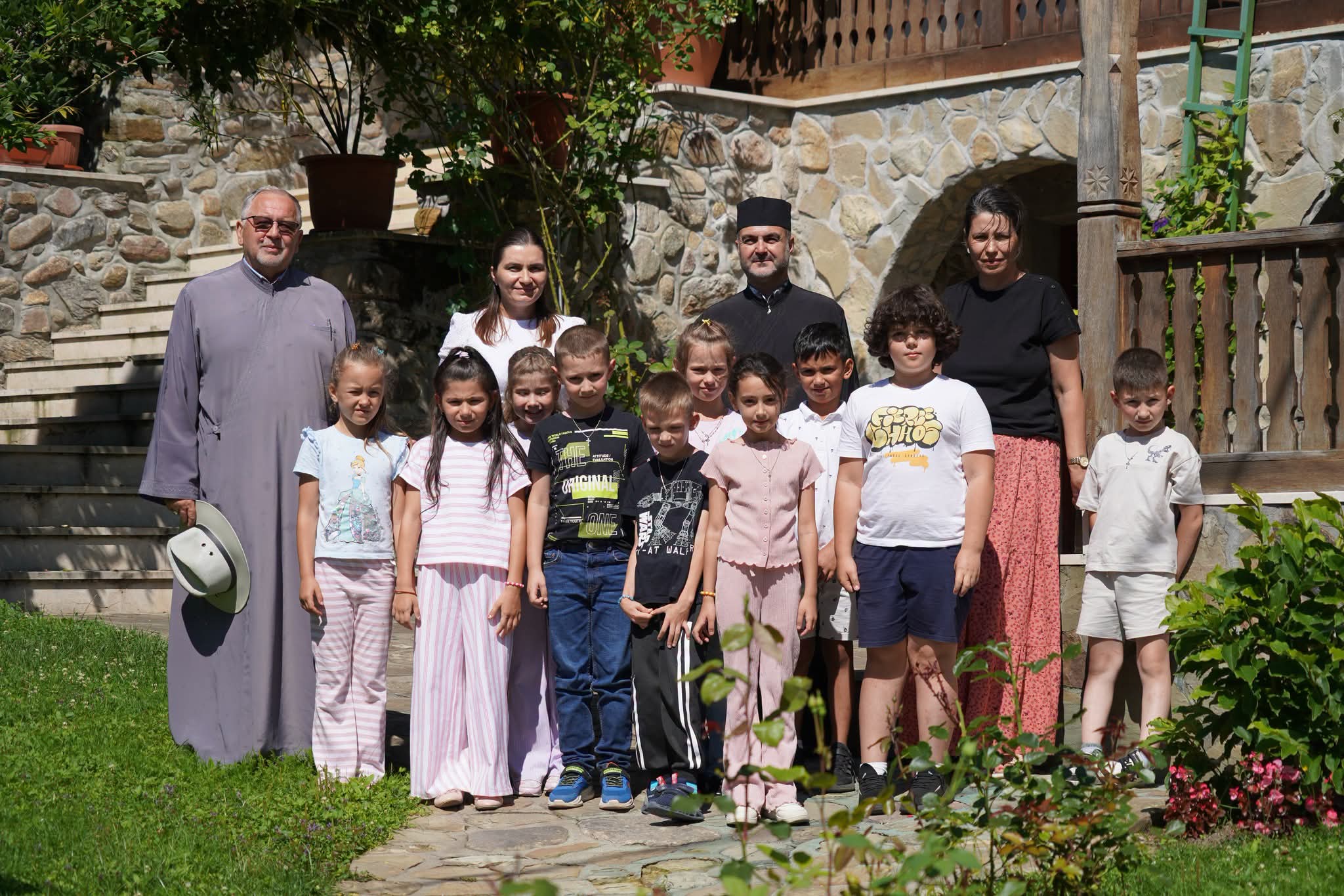SENZAȚIONAL! Fără ECRANE, zece ELEVI au creat CAPODOPERE sub îndrumarea MAICILOR de la Mănăstirea Robaia
