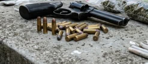 ARMĂ letală și DROGURI la percheziții! Un TÂNĂR de 22 de ani a fost ARESTAT