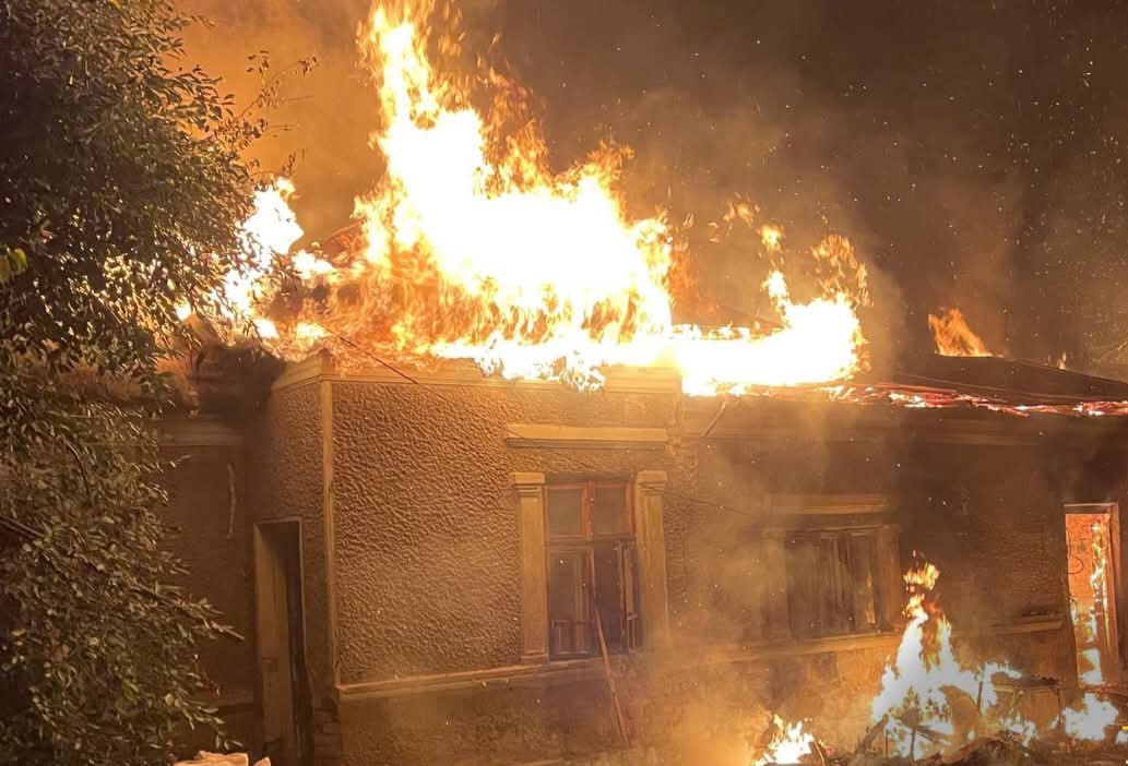 INCENDIU devastator! O CASĂ a fost DISTRUSĂ complet de FLĂCĂRI