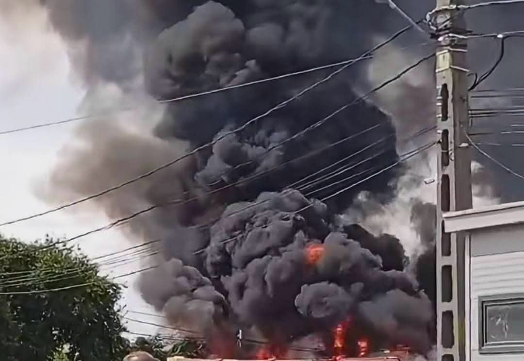 ȘOC! Incendiu puternic. Pompierii sunt în ALERTĂ! A fost EMIS mesaj RO-ALERT din cauza FUMULUI dens!