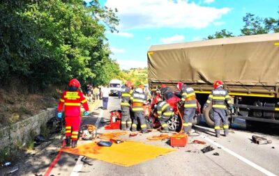 ALERTĂ! Imagini de COȘMAR! Un copil și doi adulți și-au PIERDUT viața într-un ACCIDENT devastator. Alte patru PERSOANE au fost rănite după IMPACTUL dintre trei AUTOTURISME și un AUTOCAMION militar