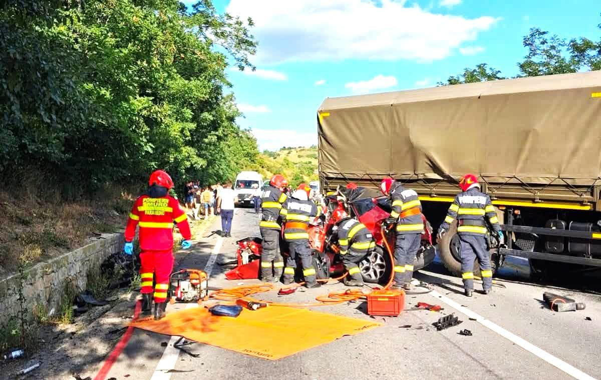 ALERTĂ! Imagini de COȘMAR! Un copil și doi adulți și-au PIERDUT viața într-un ACCIDENT devastator. Alte patru PERSOANE au fost rănite după IMPACTUL dintre trei AUTOTURISME și un AUTOCAMION militar
