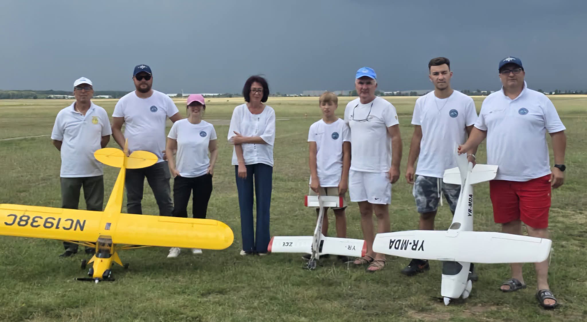 Micii elevi pe cea mai înaltă treaptă a podiumului la Concursul Național de Aeromodele