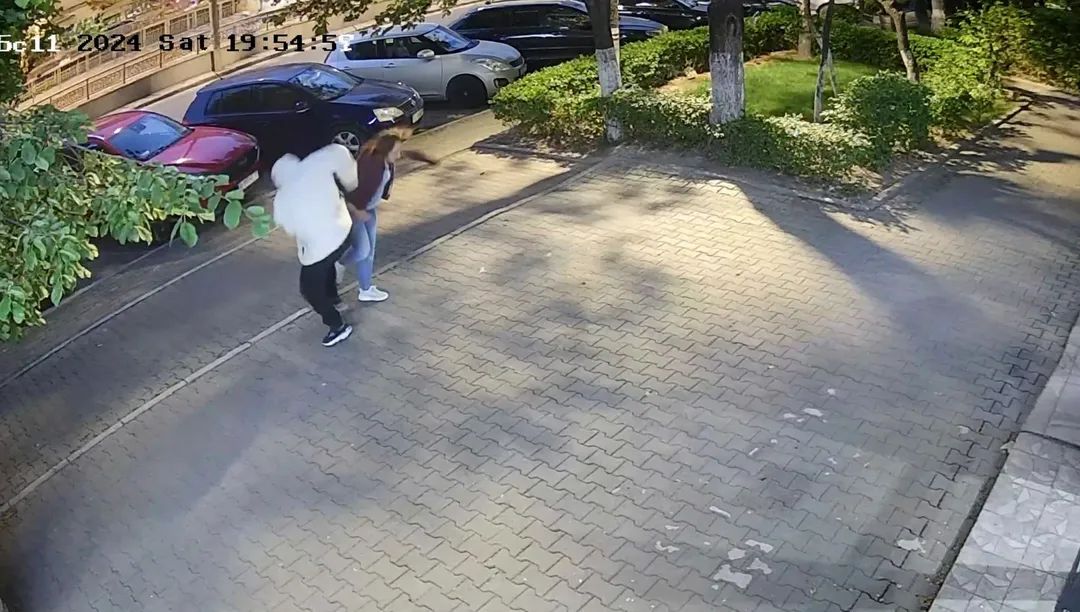 BREAKING! O TÂNĂRĂ de 28 de ani a fost REȚINUTĂ după ce a TÂLHĂRIT o bătrână pe STRADĂ